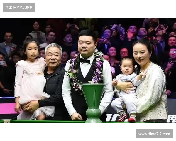 上海大师赛观众席父子传承 丁文钧解说台前的家庭斯诺克记忆 上海大师赛观众席父子传承 丁文钧解说台前的家庭斯诺克记忆